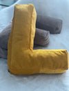 Coussin en forme de lettres