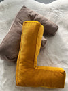Coussin en forme de lettres