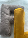 Coussin en forme de lettres