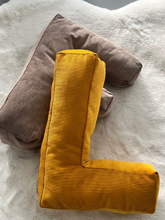 Coussin en forme de lettres
